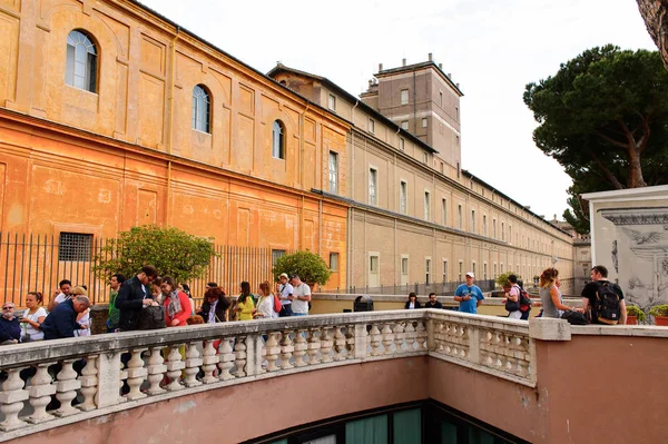 Vatikan, Vatikan - 7 Mayıs 2016: Vatikan Müzeleri'nde Pinecone Avlusu. 1506 yılında kurulmuştur.