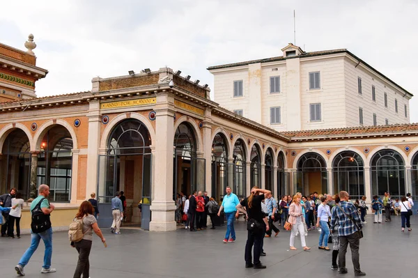 Vatikan, Vatikan - 7 Mayıs 2016: Vatikan Müzeleri'nde Pinecone Avlusu. 1506 yılında kurulmuştur.