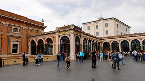 Vatikan, Vatikan - 7 Mayıs 2016: Vatikan Müzeleri'nde Pinecone Avlusu. 1506 yılında kurulmuştur.