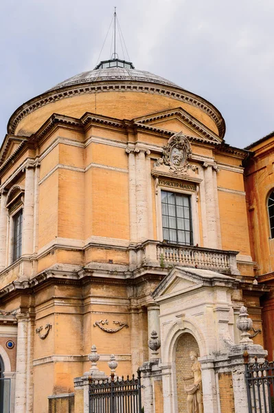 Vatikan, Vatikan - 7 Mayıs 2016: Vatikan Müzeleri'nde Pinecone Avlusu. 1506 yılında kurulmuştur.