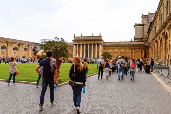 Vatikan, Vatikan - 7 Mayıs 2016: Vatikan Müzeleri'nde Pinecone Avlusu. 1506 yılında kurulmuştur.