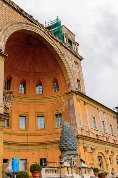 Vatikan, Vatikan - 7 Mayıs 2016: Vatikan Müzeleri'nde Pinecone Avlusu. 1506 yılında kurulmuştur.