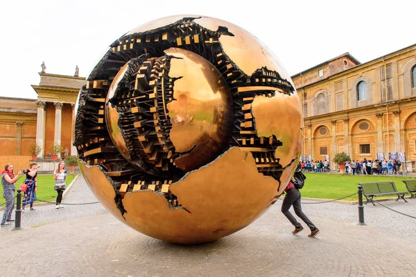 Vatikan, Vatikan - 7 Mayıs 2016: Vatikan Müzeleri'nde Pinecone Avlusu Küre. 1506 yılında kurulmuştur.