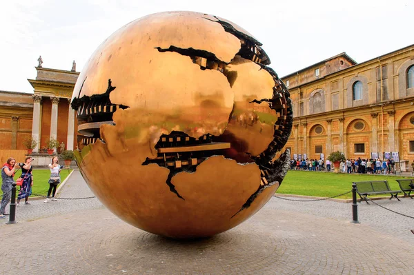 Vatikan, Vatikan - 7 Mayıs 2016: Vatikan Müzeleri'nde Pinecone Avlusu Küre. 1506 yılında kurulmuştur.