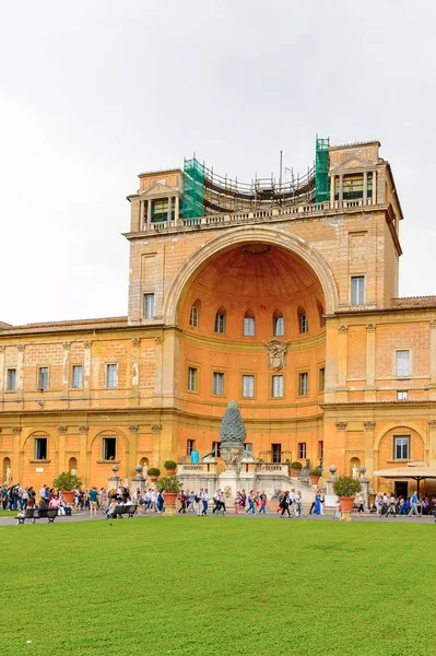 Vatikan, Vatikan - 7 Mayıs 2016: Vatikan Müzeleri'nde Pinecone Avlusu. 1506 yılında kurulmuştur.