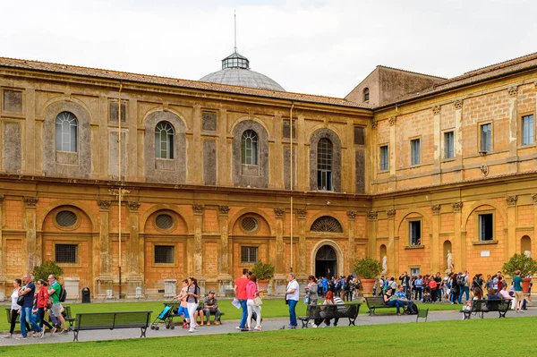 Vatikan, Vatikan - 7 Mayıs 2016: Vatikan Müzeleri'nde Pinecone Avlusu. 1506 yılında kurulmuştur.