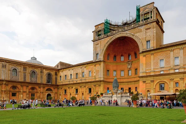 Vatikan, Vatikan - 7 Mayıs 2016: Vatikan Müzeleri'nde Pinecone Avlusu. 1506 yılında kurulmuştur.