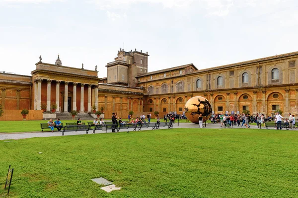 Vatikan, Vatikan - 7 Mayıs 2016: Vatikan Müzeleri'nde Pinecone Avlusu. 1506 yılında kurulmuştur.