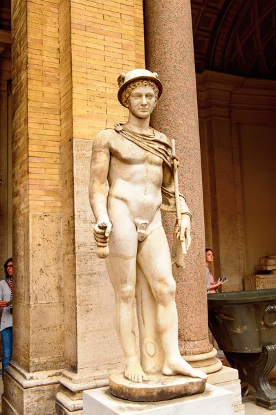 Vatikan, Vatikan - 7 Mayıs 2016: Vatikan Müzesi'ndeki heykeller. 1506 yılında kurulmuştur.