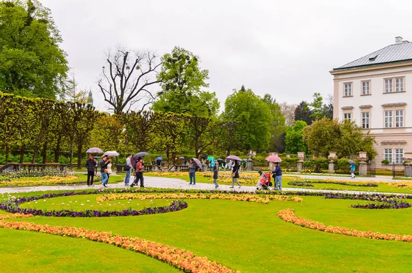 Salzburg, Avusturya - 1 Mayıs 2016: Salzburg, Avusturya'da bahçe. Avusturya'nın dördüncü büyük şehridir.