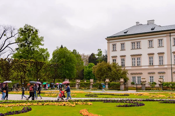 Salzburg, Avusturya - 1 Mayıs 2016: Salzburg, Avusturya'da bahçe. Avusturya'nın dördüncü büyük şehridir.