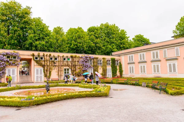 Salzburg, Avusturya - 1 Mayıs 2016: Salzburg, Avusturya'da bahçe. Avusturya'nın dördüncü büyük şehridir.