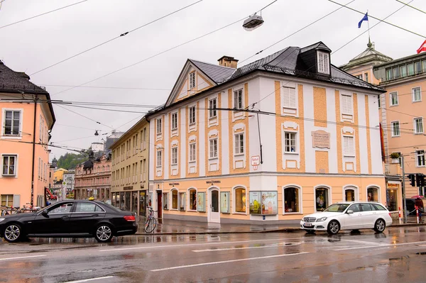 Salzburg, Avusturya - 1 Mayıs 2016: Akşam Salzburg Güzel Mimarisi, Avusturya. Avusturya'nın dördüncü büyük şehridir.