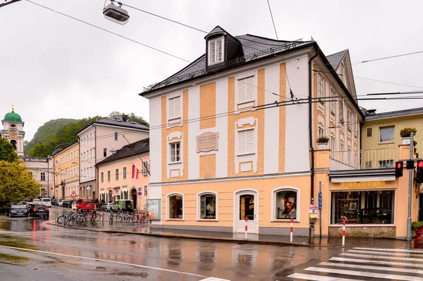 Salzburg, Avusturya - 1 Mayıs 2016: Akşam Salzburg Güzel Mimarisi, Avusturya. Avusturya'nın dördüncü büyük şehridir.