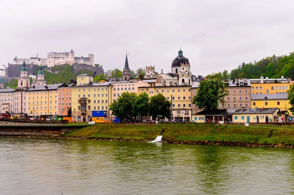Salzburg, Avusturya - 1 Mayıs 2016: Akşam Salzburg Güzel Mimarisi, Avusturya. Avusturya'nın dördüncü büyük şehridir.
