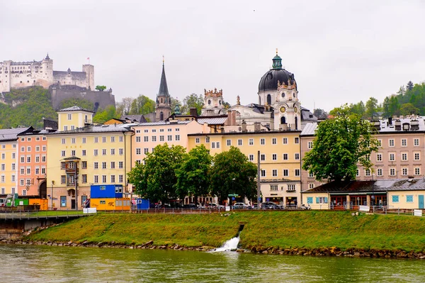 Salzburg, Avusturya - 1 Mayıs 2016: Akşam Salzburg Güzel Mimarisi, Avusturya. Avusturya'nın dördüncü büyük şehridir.