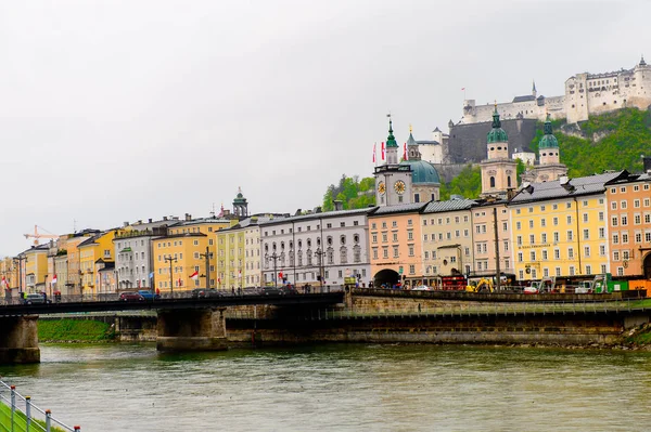 Salzburg, Avusturya - 1 Mayıs 2016: Akşam Salzburg Güzel Mimarisi, Avusturya. Avusturya'nın dördüncü büyük şehridir.