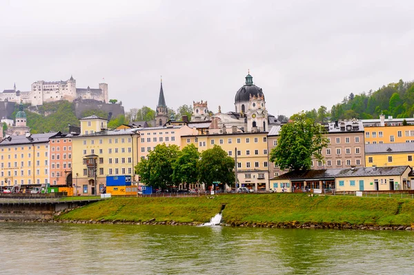 Salzburg, Avusturya - 1 Mayıs 2016: Akşam Salzburg Güzel Mimarisi, Avusturya. Avusturya'nın dördüncü büyük şehridir.