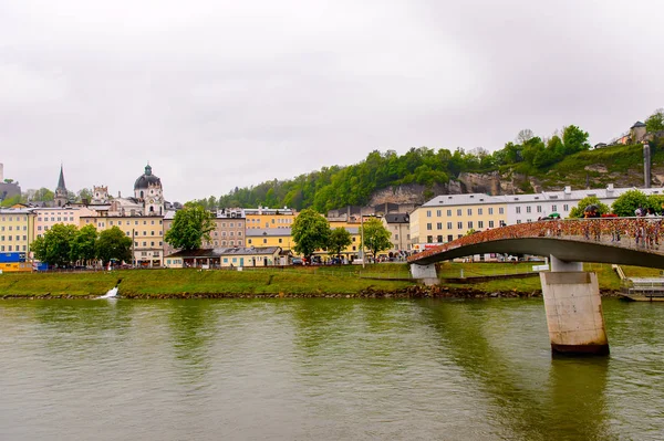 Salzburg, Avusturya - 1 Mayıs 2016: Akşam Salzburg Güzel Mimarisi, Avusturya. Avusturya'nın dördüncü büyük şehridir.