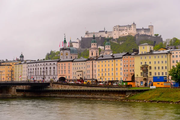Salzburg, Avusturya - 1 Mayıs 2016: Akşam Salzburg Güzel Mimarisi, Avusturya. Avusturya'nın dördüncü büyük şehridir.