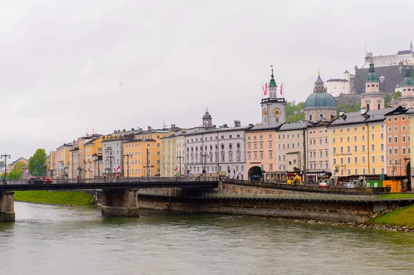 Salzburg Avusturya Mayıs 2016 Salzburg Nehri Kıyısındaki Evler Avusturya Avusturya — Stok fotoğraf