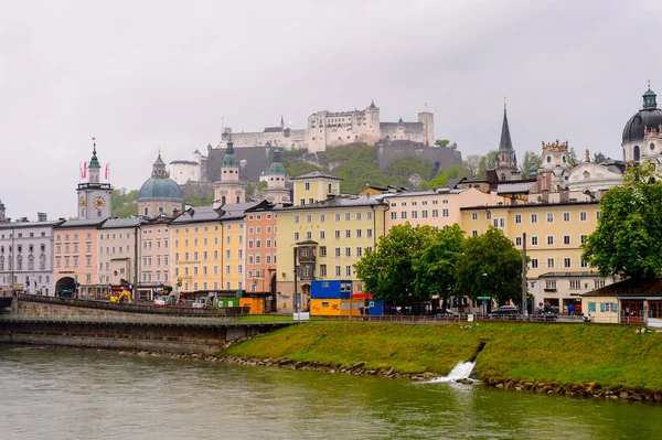 Salzburg, Avusturya - 1 Mayıs 2016: Salzburg nehri kıyısındaki evler, Avusturya. Avusturya'nın dördüncü büyük şehridir.