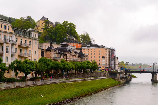 Salzburg, Avusturya - 1 Mayıs 2016: Salzburg nehri kıyısındaki evler, Avusturya. Avusturya'nın dördüncü büyük şehridir.