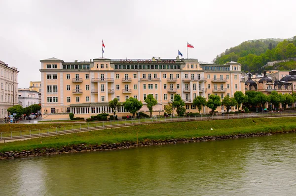Salzburg, Avusturya - 1 Mayıs 2016: Salzburg nehri kıyısındaki evler, Avusturya. Avusturya'nın dördüncü büyük şehridir.