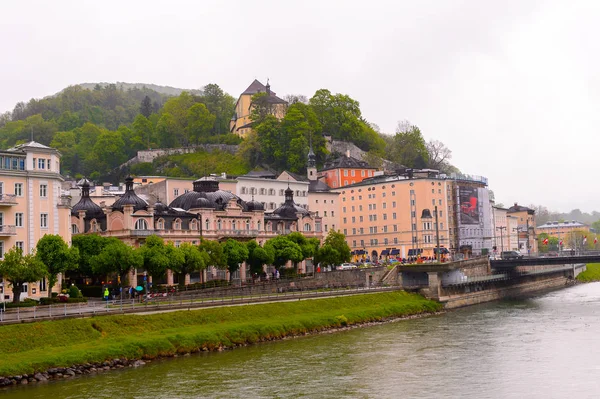 Salzburg Avusturya Mayıs 2016 Salzburg Nehri Kıyısındaki Evler Avusturya Avusturya — Stok fotoğraf