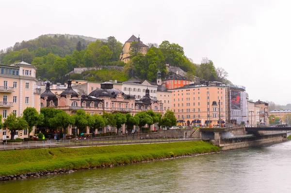 Salzburg, Avusturya - 1 Mayıs 2016: Salzburg nehri kıyısındaki evler, Avusturya. Avusturya'nın dördüncü büyük şehridir.