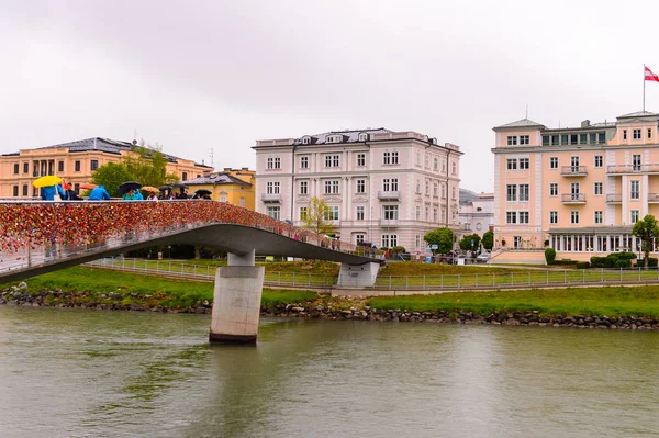 Salzburg, Avusturya - 1 Mayıs 2016: Salzburg nehri kıyısındaki evler, Avusturya. Avusturya'nın dördüncü büyük şehridir.
