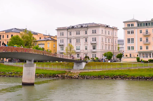 Salzburg, Avusturya - 1 Mayıs 2016: Salzburg, Avusturya'nın güzel mimarisi. Avusturya'nın dördüncü büyük şehridir.