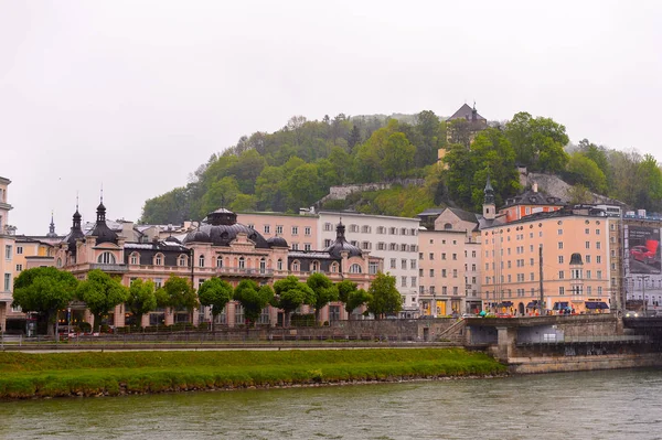 Salzburg, Avusturya - 1 Mayıs 2016: Salzburg, Avusturya'nın güzel mimarisi. Avusturya'nın dördüncü büyük şehridir.