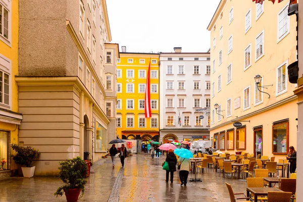 Salzburg, Avusturya - 1 Mayıs 2016: Salzburg, Avusturya'nın güzel mimarisi. Avusturya'nın dördüncü büyük şehridir.
