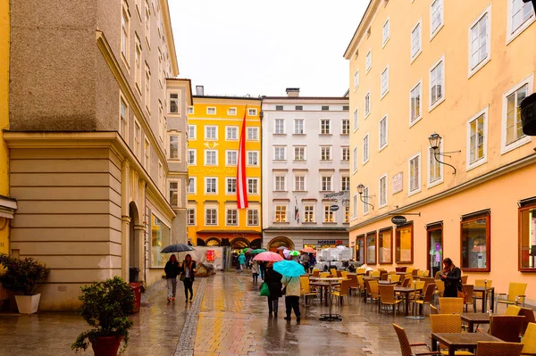 Salzburg, Avusturya - 1 Mayıs 2016: Salzburg, Avusturya'nın güzel mimarisi. Avusturya'nın dördüncü büyük şehridir.