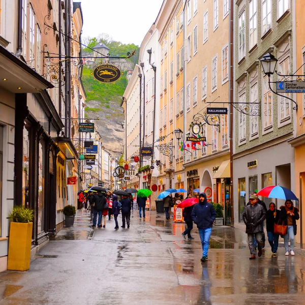Salzburg, Avusturya - 1 Mayıs 2016: Salzburg, Avusturya'nın güzel mimarisi. Avusturya'nın dördüncü büyük şehridir.