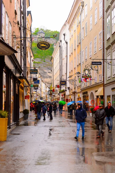 Salzburg, Avusturya - 1 Mayıs 2016: Salzburg, Avusturya'nın güzel mimarisi. Avusturya'nın dördüncü büyük şehridir.