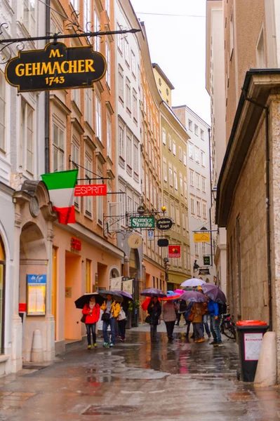 Salzburg, Avusturya - 1 Mayıs 2016: Salzburg, Avusturya'nın güzel mimarisi. Avusturya'nın dördüncü büyük şehridir.