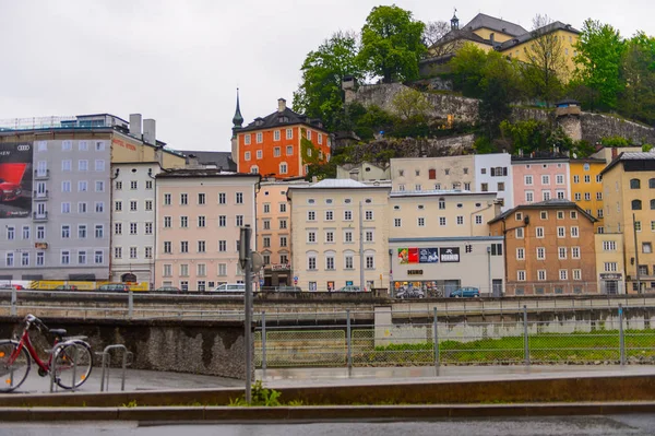 Salzburg, Avusturya - 1 Mayıs 2016: Salzburg, Avusturya'nın güzel mimarisi. Avusturya'nın dördüncü büyük şehridir.