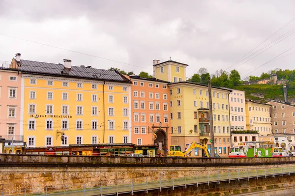Salzburg, Avusturya - 1 Mayıs 2016: Salzburg, Avusturya'nın güzel mimarisi. Avusturya'nın dördüncü büyük şehridir.