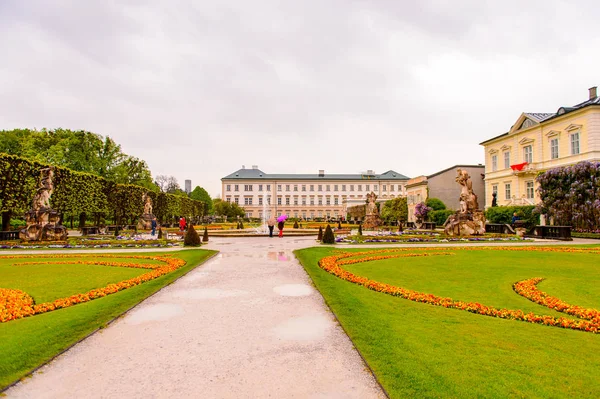 Salzburg, Avusturya - 1 Mayıs 2016: Salzburg, Avusturya'nın güzel mimarisi. Avusturya'nın dördüncü büyük şehridir.