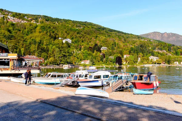 Stresa, İtalya - 3 Mayıs 2016: Stresa'nın tekne iskelesi, Maggiore Gölü kıyısında bir kasaba, Verbano-Cusio-Ossola, Piedmont, İtalya