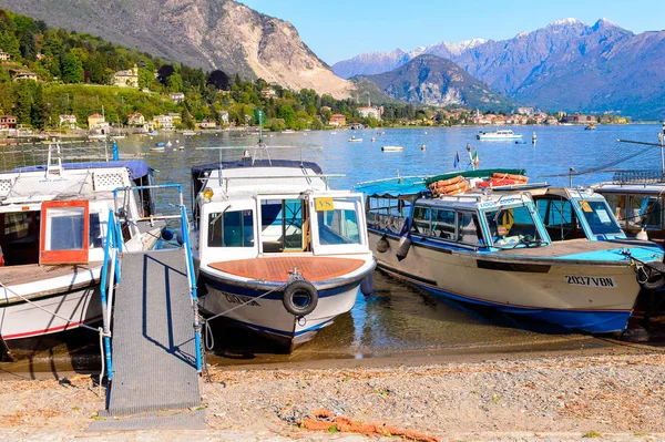 Stresa, İtalya - 3 Mayıs 2016: Stresa'nın tekne iskelesi, Maggiore Gölü kıyısında bir kasaba, Verbano-Cusio-Ossola, Piedmont, İtalya