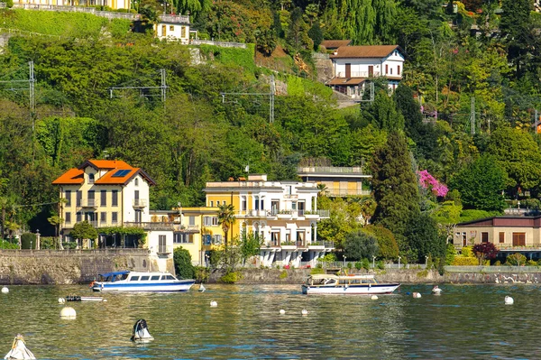 Stresa, İtalya - 3 Mayıs 2016: Lago Maggiore Kıyısı (Büyük Göl), Piedmont, İtalya. Lago Maggiore İtalya'nın ikinci büyük gölüdür