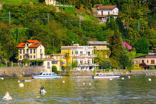 Stresa, İtalya - 3 Mayıs 2016: Lago Maggiore Kıyısı (Büyük Göl), Piedmont, İtalya. Lago Maggiore İtalya'nın ikinci büyük gölüdür