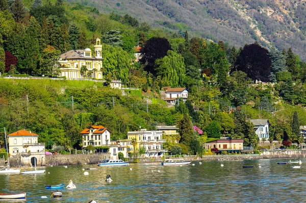 Stresa, İtalya - 3 Mayıs 2016: Lago Maggiore Kıyısı (Büyük Göl), Piedmont, İtalya. Lago Maggiore İtalya'nın ikinci büyük gölüdür