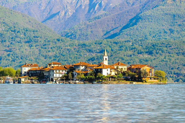 Stresa, İtalya - 3 Mayıs 2016: Lago Maggiore'de (Büyük Göl), Piedmont, İtalya'da Isola Pescatori (Balıkçılar Adası). Lago Maggiore İtalya'nın ikinci büyük gölüdür