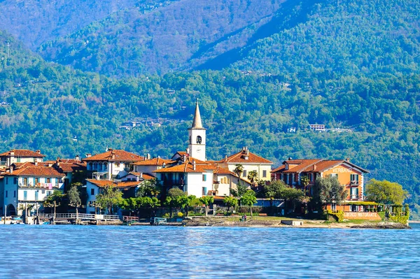 Stresa, İtalya - 3 Mayıs 2016: Lago Maggiore'de (Büyük Göl), Piedmont, İtalya'da Isola Pescatori (Balıkçılar Adası). Lago Maggiore İtalya'nın ikinci büyük gölüdür