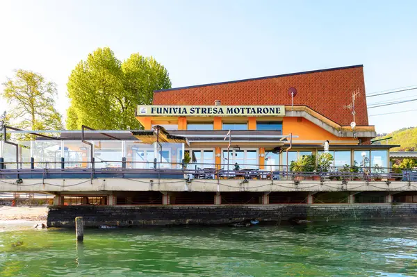 Stresa, İtalya - 3 Mayıs 2016: Stresa'nın tekne iskelesi, Maggiore Gölü kıyısında bir kasaba, Verbano-Cusio-Ossola, Piedmont, İtalya