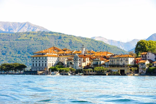 Stresa, İtalya - 3 Mayıs 2016: Lago Maggiore'de Isola Bella (Büyük Göl), Piedmont, İtalya. Lago Maggiore İtalya'nın ikinci büyük gölüdür